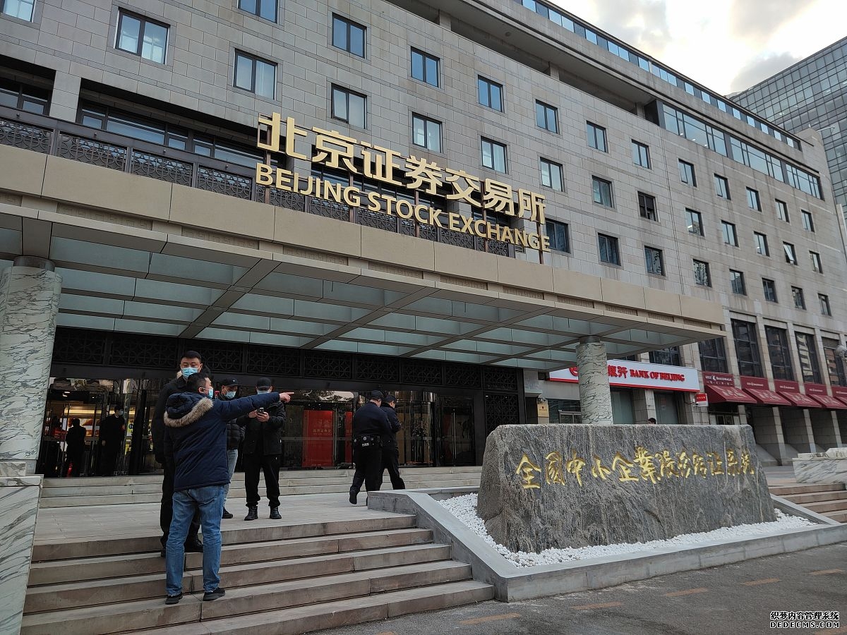伦敦金属交易所三个月期铜涨近3%至每吨12680美元